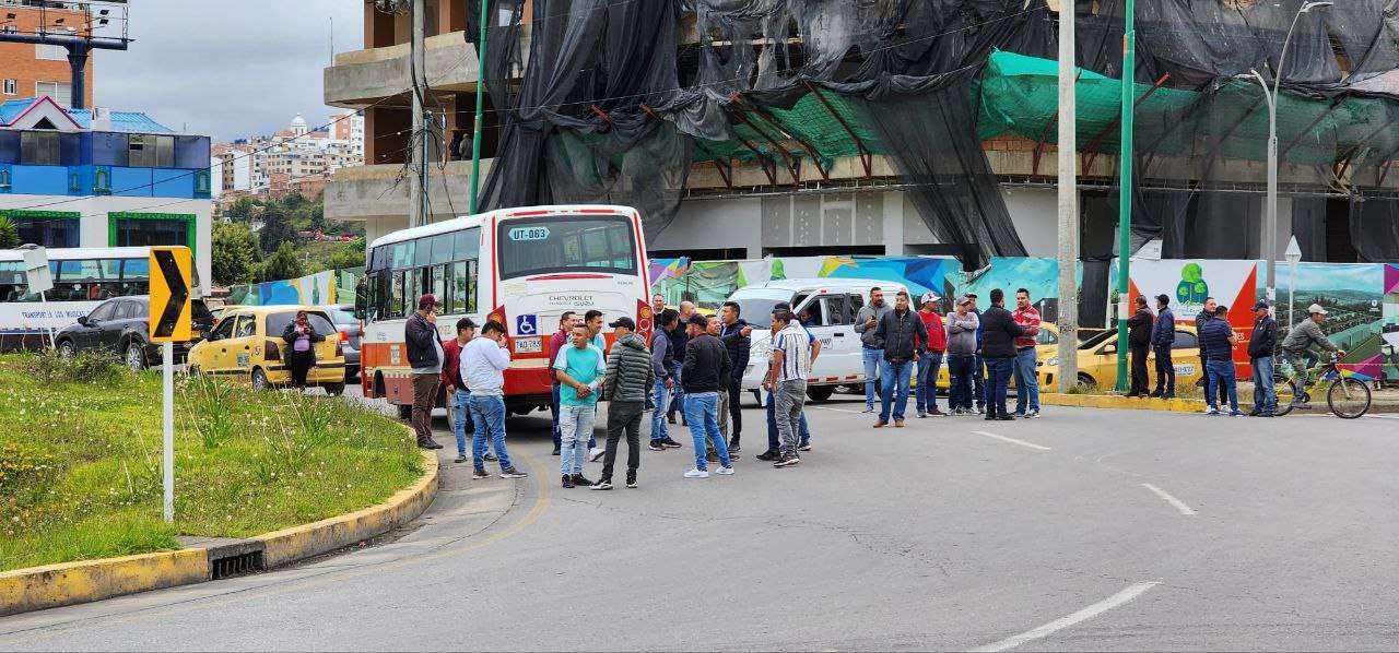 Desde las 3:30 de la tarde un pequeño grupo de taxistas bloqueó las entradas y salidas de la llamada glorieta del Gobernador, luego la glorieta Norte. Foto: Camilo Barón/Boyacá Sie7e Días.