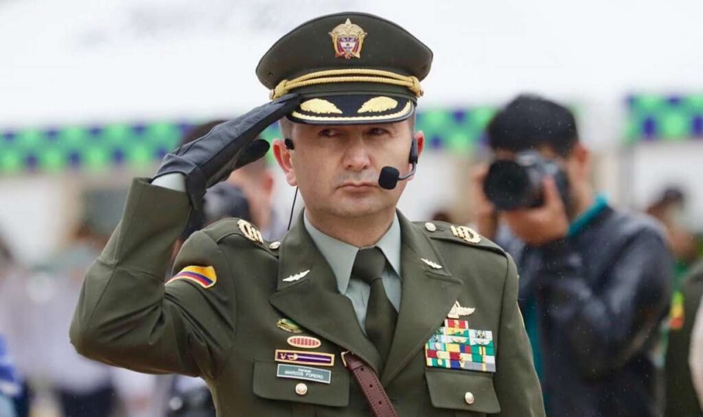 El coronel Marcos Wilson Forero Ruge tomó el mando en la plaza de Bolívar de la capital boyacense como nuevo comandante de la Policía Metropolitana de Tunja (Metun). Foto: Prensa Metun y Gobernación de Boyacá.