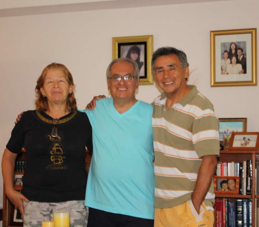 Gustavo Núñez Valero, con su esposa, María Teresa y Rafael, en la sala de su casa en Howey in the Hills.