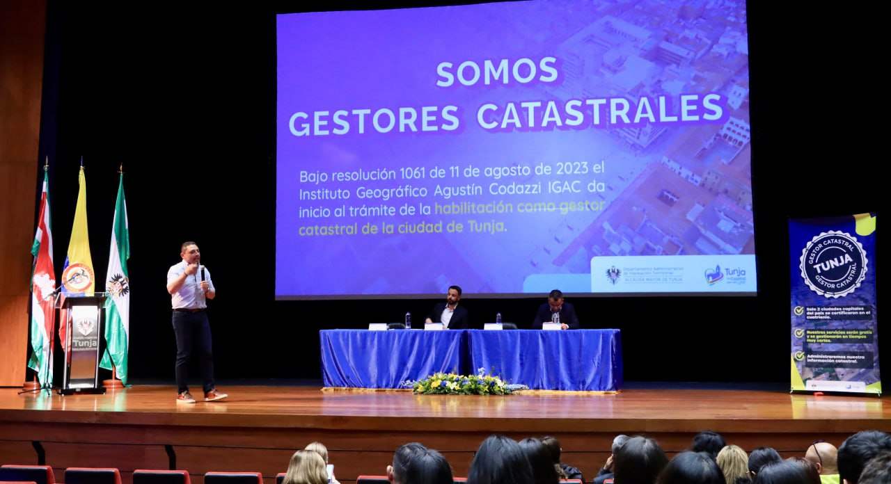 En adelante, la administración municipal de Tunja podrá manejar todos los tramites catastrales directamente, gracias al aval que le acaba de entregar el IGAC. Foto: Prensa Alcaldía de Tunja.
