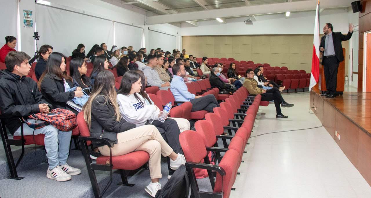 Los conferencistas analizaron y promovieron la importancia de una ciudadanía activa, consciente y crítica en la consolidación en los próximos escenarios electorales. Foto: Prensa Universidad de Boyacá.
