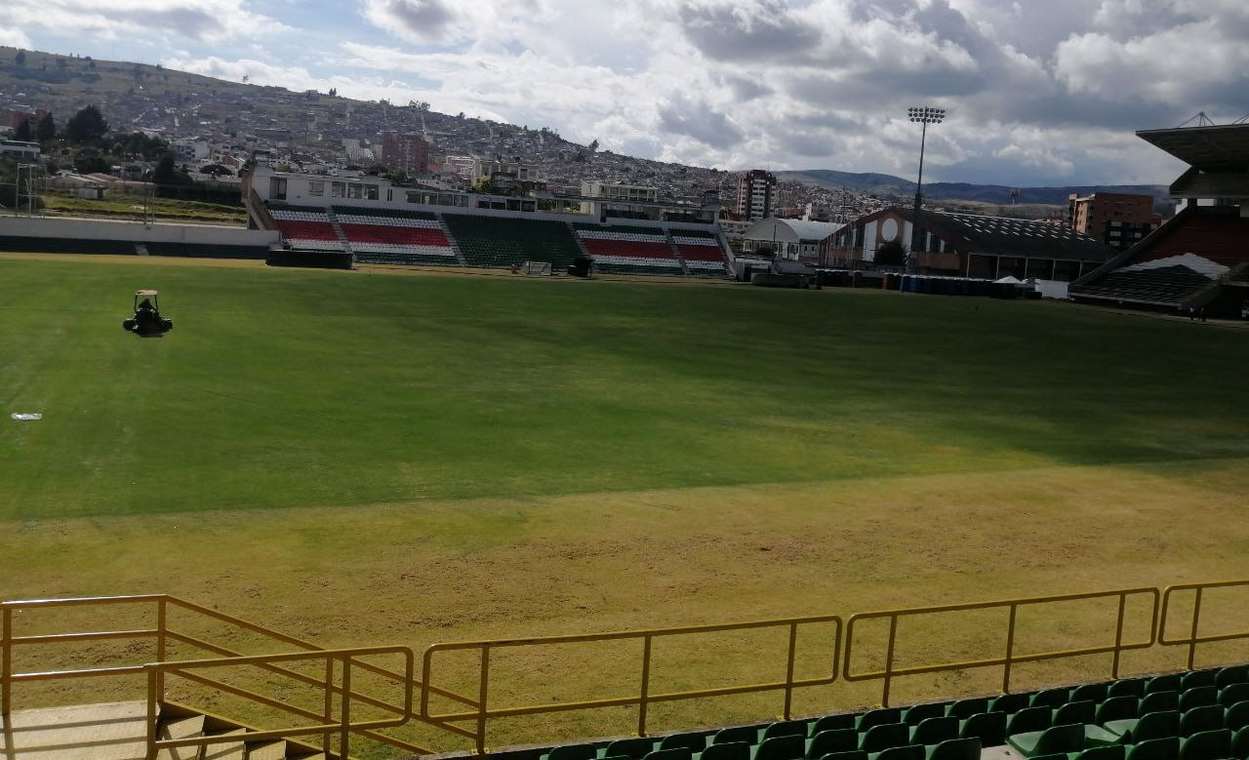 El gerente de Indeportes Boyacá Luis Alberto Neira, manifestó que se está recuperando la grama del estadio la Independencia para que siga siendo la mejor del país. Foto: Diana Hamón/Boyacá Sie7e Días.