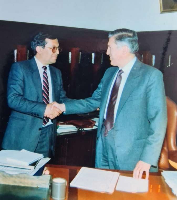 Osmar Correal posesionando a Gustavo Núñez Valero como jefe de prensa de la Gobernación de Boyacá en septiembre de 1990. Foto: Archivo particular.