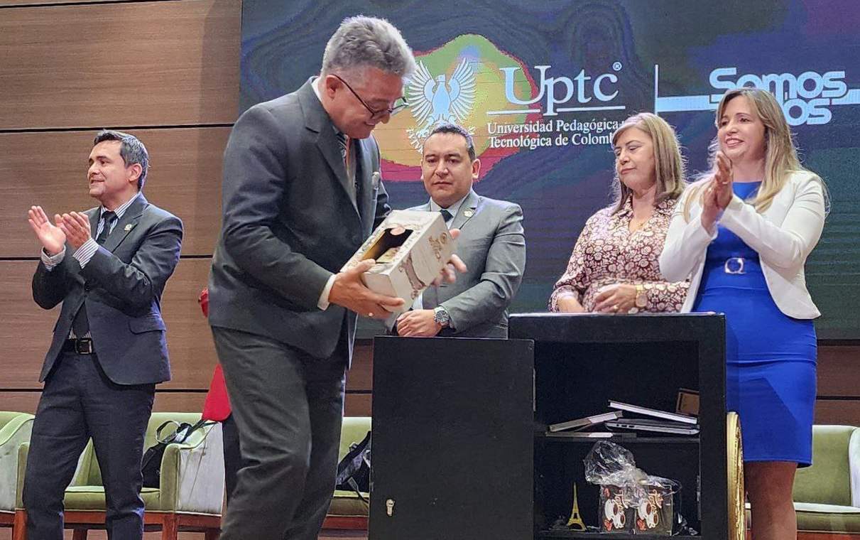 La botella de ron que el gerente de la Licorera le regaló a la Uptc por ...