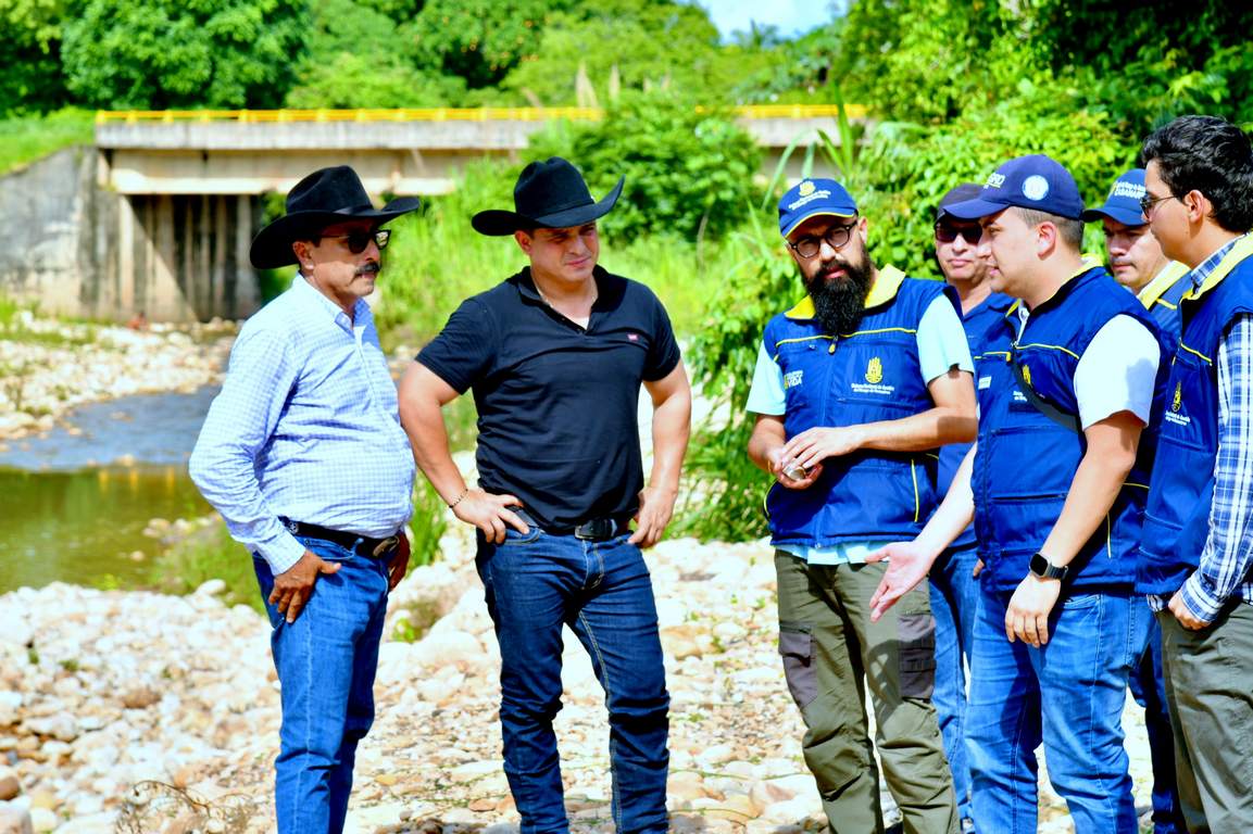Carlos Carrillo Arenas, director de la Unidad Nacional de Gestión del Riesgo de Desastres, visitó el conjunto residencial Torres del Silencio. Foto: Boyacá Sie7e Días. 
