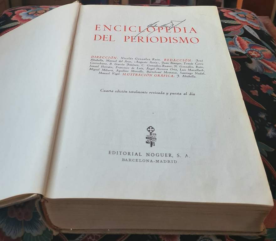 Enciclopedia del periodismo, libro del cual Gustavo Núñez Valero obtuvo sus primeros conocimientos sobre redacción periodística y reporterismo, que conserva en su biblioteca personal.