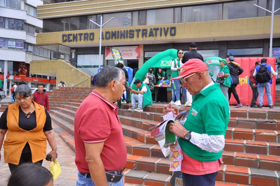En la Plaza de Los Libertadores de Duitama se comercializó el plan de premios de la Lotería de Boyacá. Foto: Gerson Flórez/Boyacá sie7e Días.
