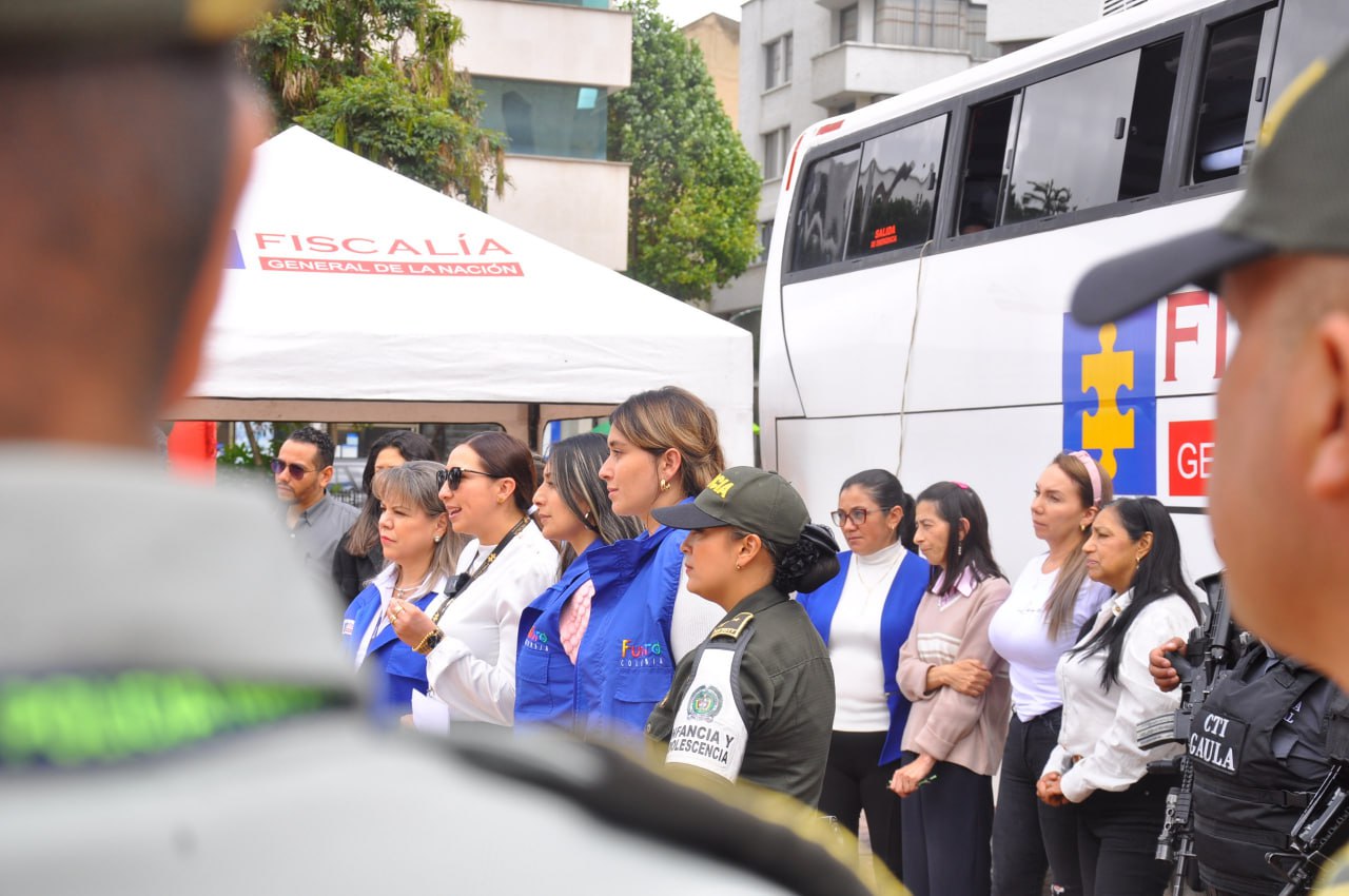 La directora de la seccional de fiscalías Boyacá, Diana Franco, estuvo con la unidad móvil de la Fiscalía General en la Plaza de Los libertadores dando a conocer la modalidad de estafa anticresis. Foto: Gerson Flórez/Boyacá Sie7e Días.