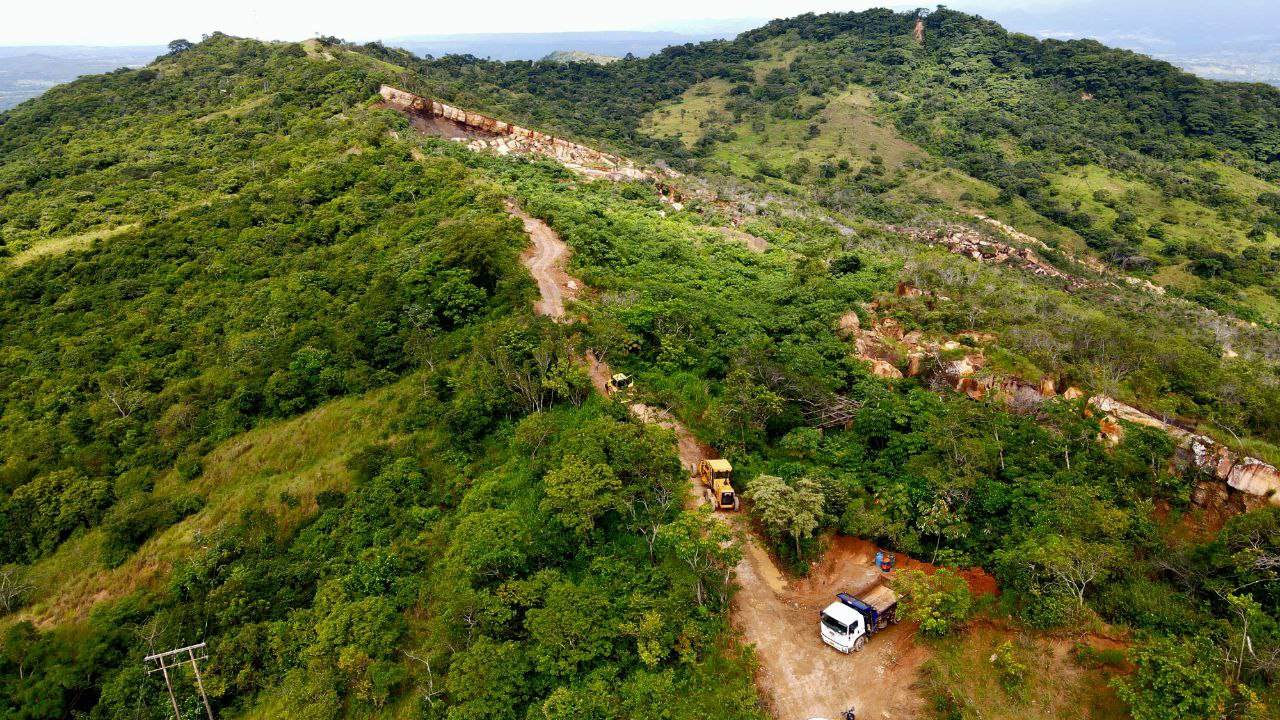 La vía de la vereda Alto Lindo, de Aguazul, está siendo reconstruida. Foto: Gestión del Riesgo
