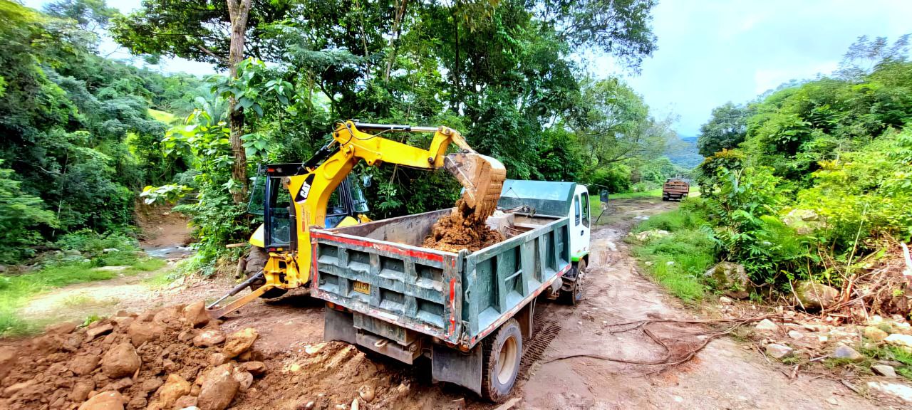 Aunque las fuertes precipitaciones han dificultado los trabajos, esta semana se habilitaría el paso para vehículos en el corredor vial. Foto: Gestión del Riesgo