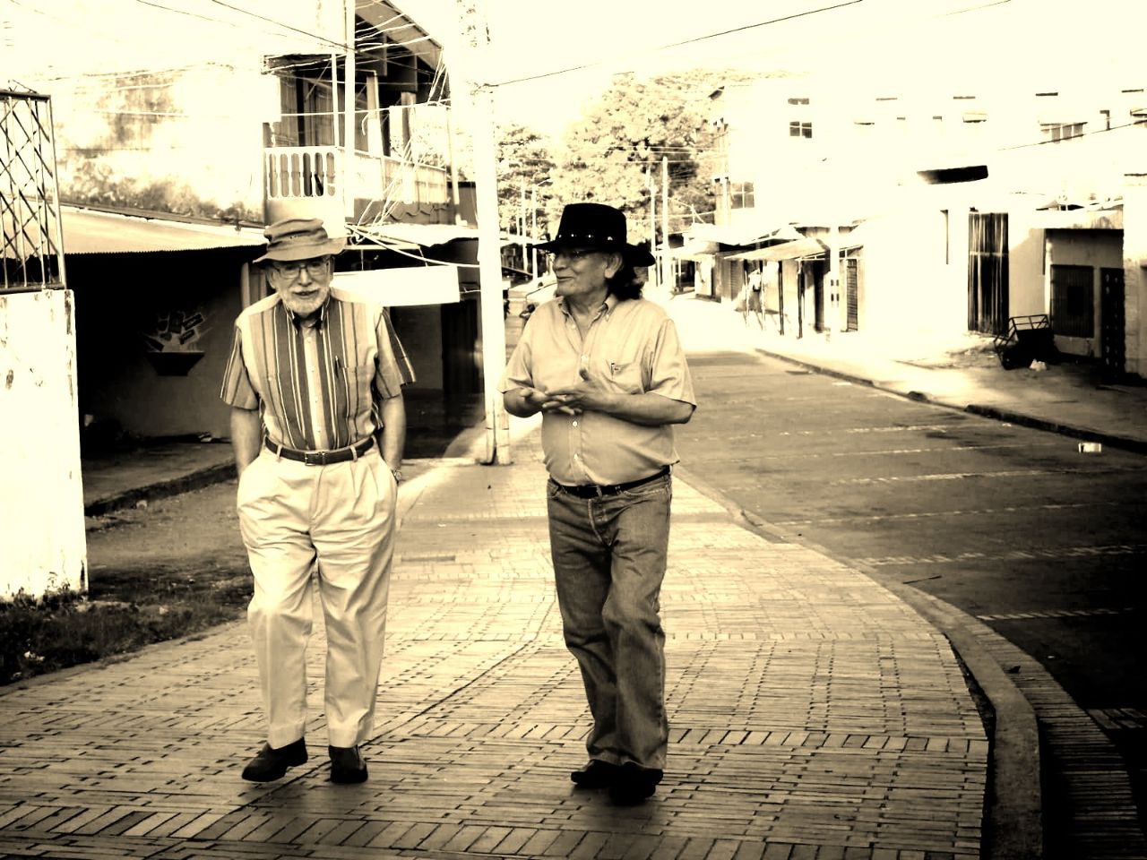 Héctor Orlando Piragauta Rodríguez, con el ambientalista Julio Carrizosa Umaña. Foto: archivo particular