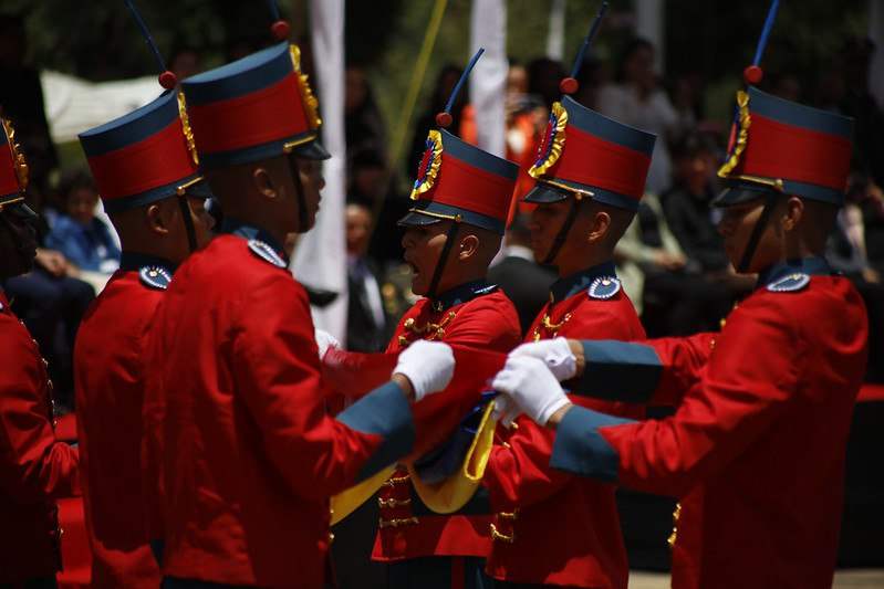 Soldados del Batallón Guardia Presidencial estuvieron vestidos con trajes de la época y que portaron los uniformes más representativos en sus 205 años de historia. Foto: Presidencia de la República.