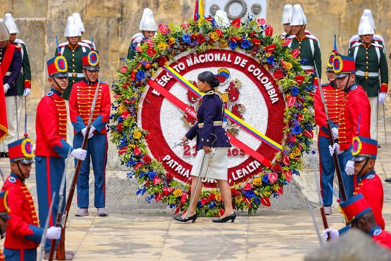 Además de brindar honores a la bandera de guerra, minuto de silencio a los héroes caídos en cumplimiento del deber, entregaron condecoraciones al personal del Ejército. Foto: Presidencia de la República.