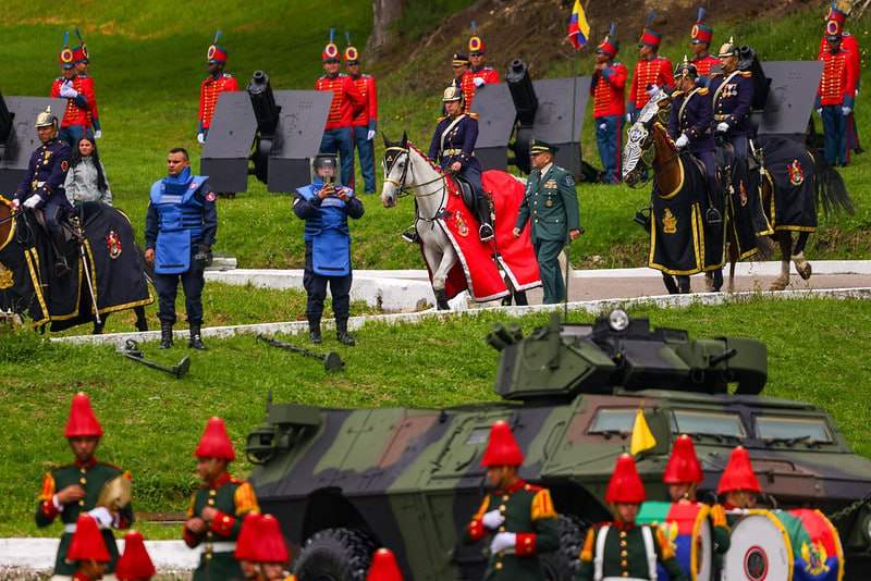 El Ejército hizo gala de una demostración de capacidades como la caballería montada, caballería mecanizada, artillería e infantería y especialidades como paracaidismo, tiradores de alta precisión, aviación, asalto aéreo, comunicaciones e ingenieros militares. Foto: Presidencia de la República.