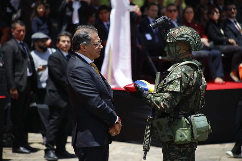 El Ejército rindió honores al presidente de la República y al pabellón nacional que le fue entregado al mandatario. Foto: Presidencia de la República.