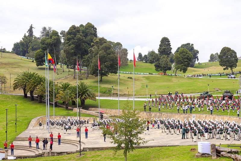 La ceremonia militar se adelantó bajo la coordinación de la Escuela Militar de Cadetes, logró una envidiable postal en el Puente de Boyacá. Foto: Presidencia de la República.