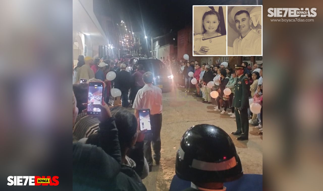 En medio de una calle de honor fueron recibidos anoche en Guateque, los féretros del mayor y su pequeña hija. Foto: Suministradas a Boyacá Sie7e Días.