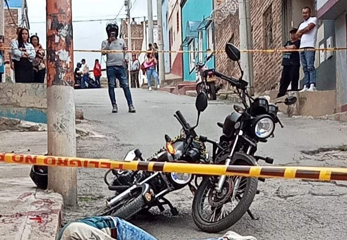 Las autoridades continúan trabajando en la identificación del hombre que fue muerto por arma de fuego en un ataque por seis motorizados. Foto. cortesía de Latin Musik.