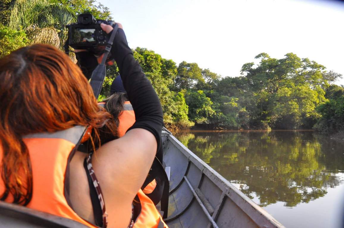 Navegación por los caños que alimentan el río Cravo sur, recorrido en el que se hace avistamientos de aves y otras especies en el área rural de Orocué,  zona de la Orinoquía. Foto: Gerson Flórez/ Boyacá Sie7e Días.