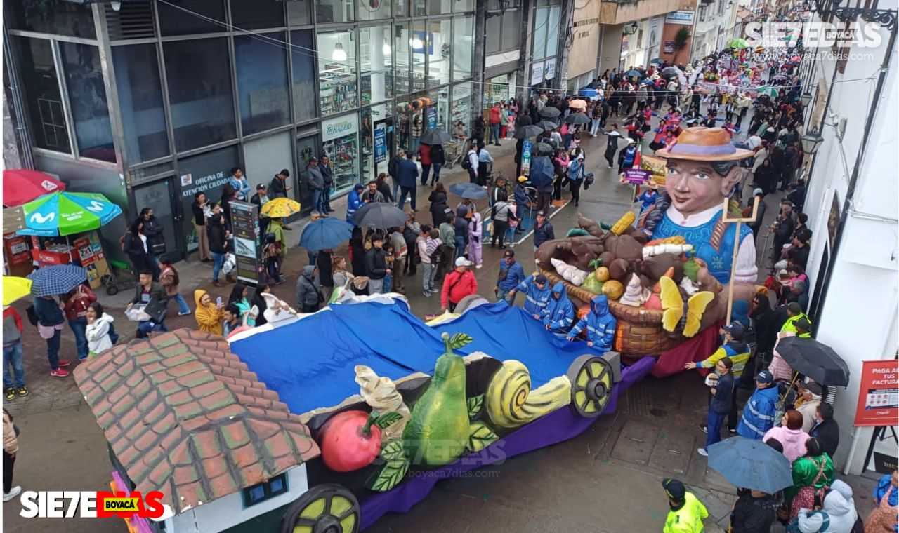 Las carrozas, elaboradas en materiales reciclados por manos expertas de artesanos, pintores, talladores y escultores boyacenses, hicieron gala del colorido recorrido. Foto: Boyacá Sie7e Días.