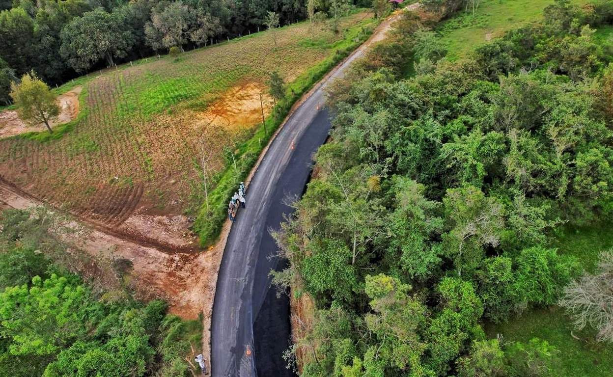 Desde Villa de Leyva el gobernador Carlos Amaya anunció que si esta semana el concesionario SIVA Vías, no retoma los trabajos, le harán efectivas las pólizas de cumplimiento. Foto: Archivo/Boyacá Sie7e Días.