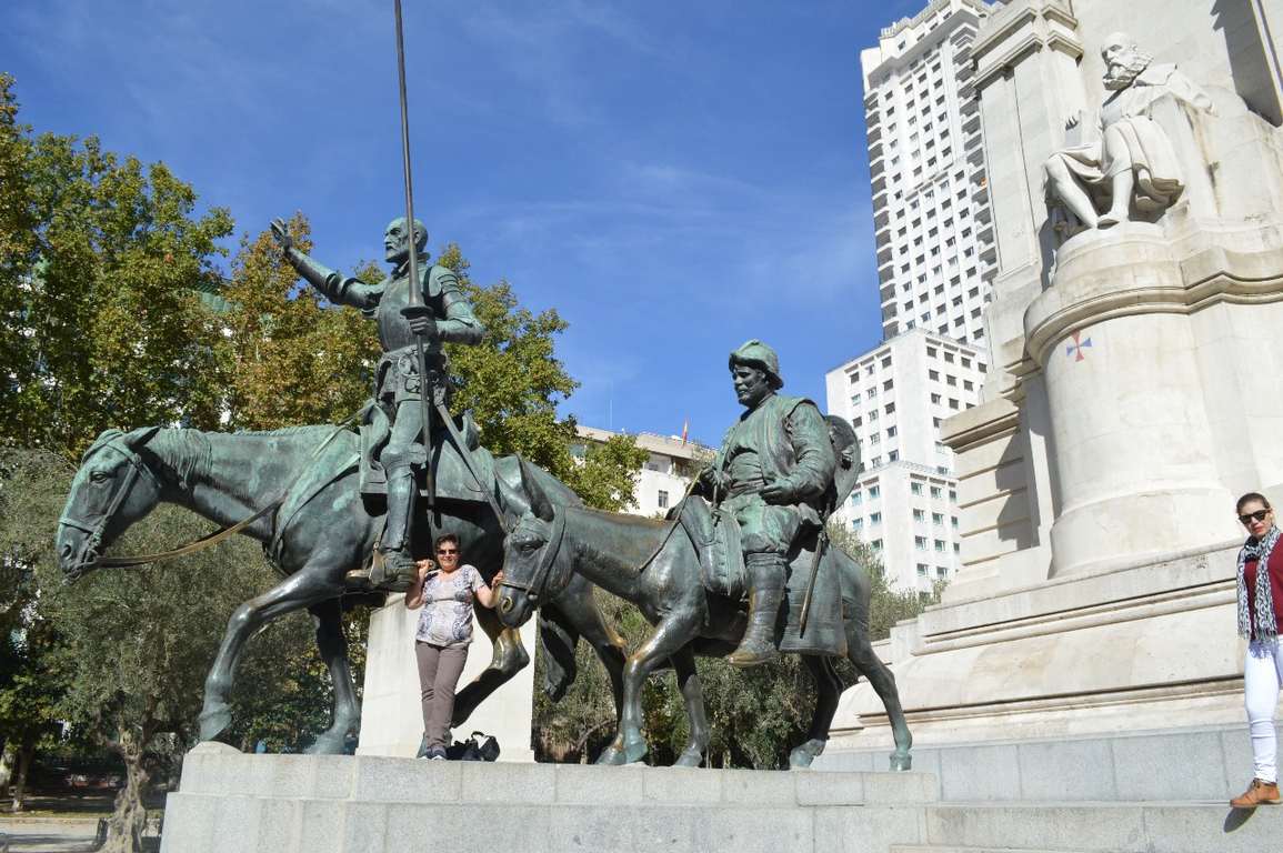 Las figuras centrales del Monumento a Cervantes. Foto Gustavo Núñez Valero.