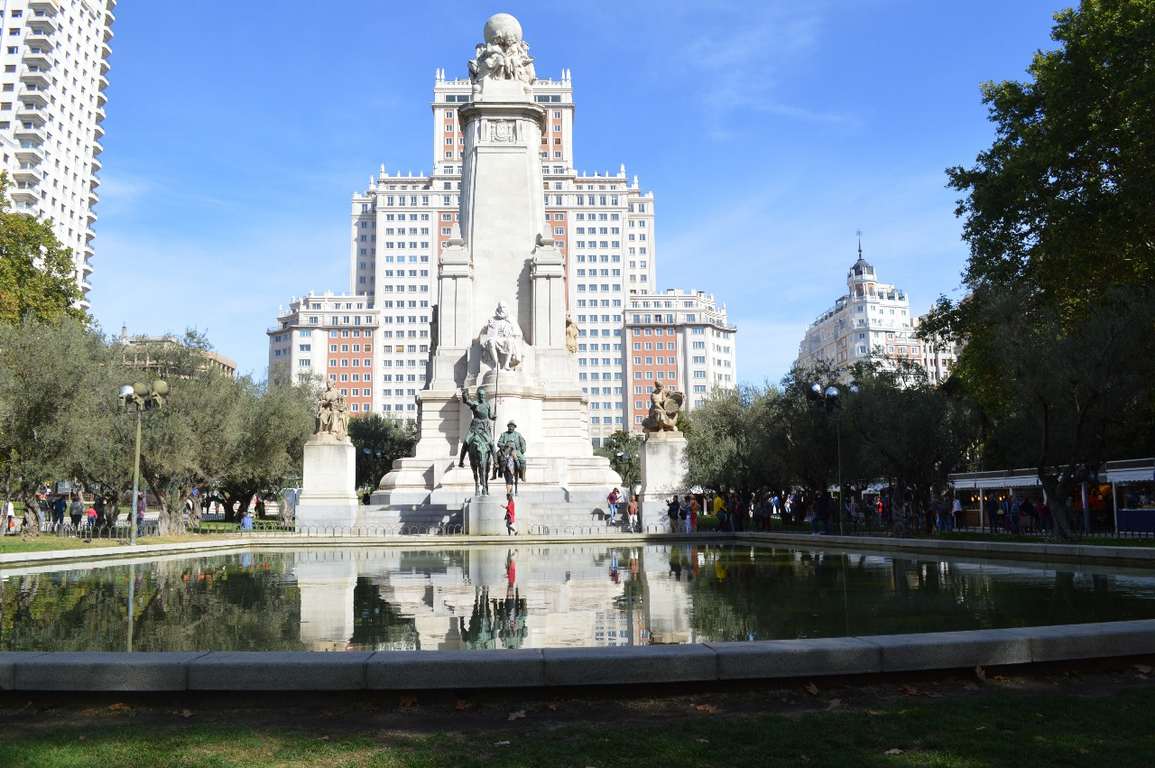 Parte frontal del Monumento a Cervantes en Madrid. Foto Gustavo Núñez Valero.