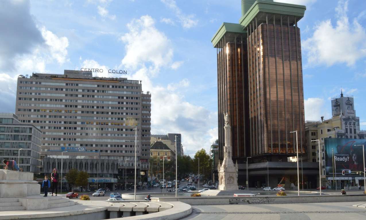 Plaza donde se encuentra el Monumento a Colón en Madrid. Foto Gustavo Núñez Valero.