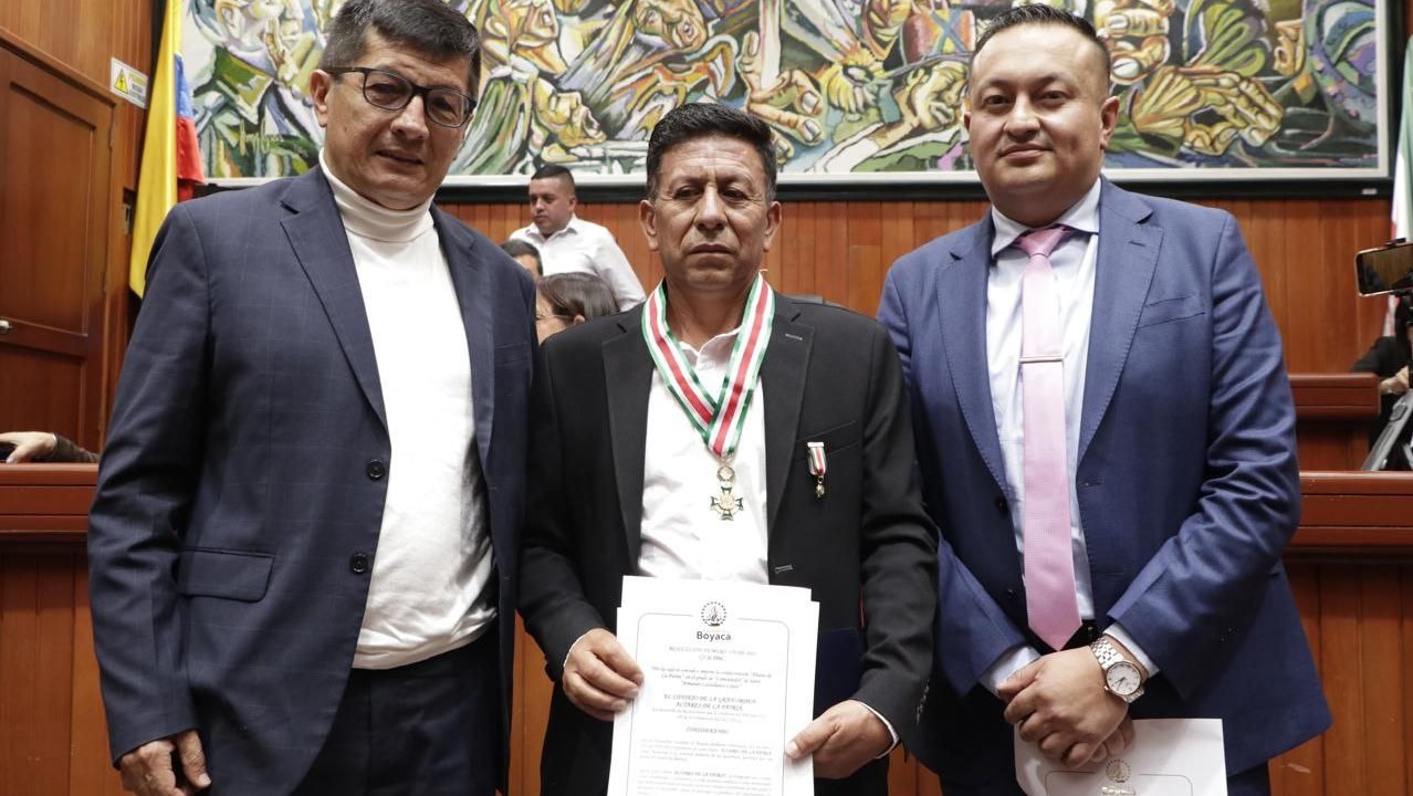 Armando Castellanos, nacido en Cucaita, es el primer agricultor en ser condecorado en la Asamblea de Boyacá #Tolditos7días 2 Armando Castellanos nacido en Cucaita es el primer agricultor 2