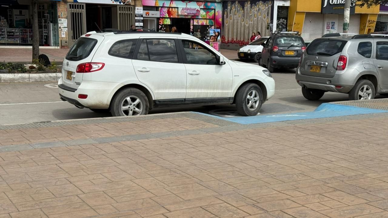 Los que dan papaya para que los agentes del Instituto de Tránsito de Sogamoso los sancionen #Tolditos7días 2 Carros estacionados en sitios de prohibido parqueo en Sogamoso Mayo