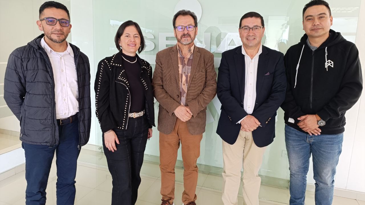 SenaTIC fortalece su presencia en Boyacá para formar jóvenes en carreras digitales 1 El director del Sena en Boyaca Rampon Anselmo Vargas con directivos