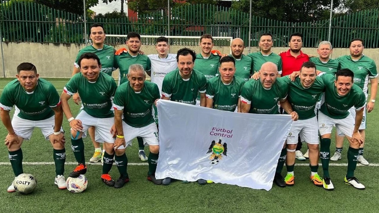 Juan Pablo Camargo no solo impone su ritmo en la Contraloría, sino también en la cancha y hoy se juega una final #Tolditos7días 1 Equipo de Futbol de la Contraloria de Boyaca Mayo 16 del 2025 Foto
