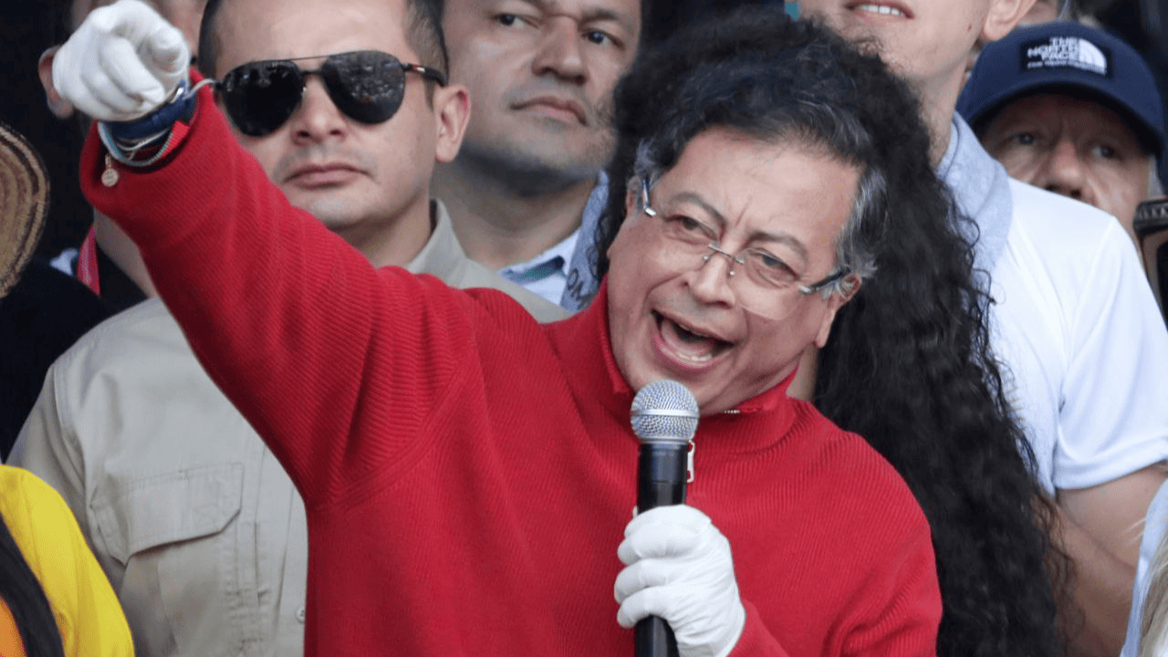 Petro dice que lo sometieron a una cirugía para sacarle una ‘masa que pudo ser maléfica’ 1 Gustavo Petro