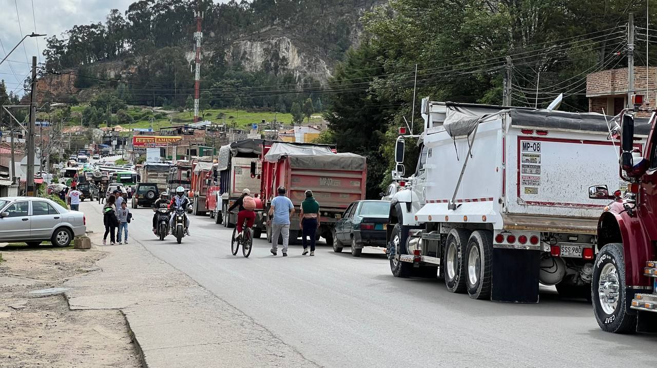 Transportadores mantienen bloqueados diferentes puntos de Sogamoso por cambio de rutas que realizó el Intrasog 1 bloqueos Sogamoso 26052025