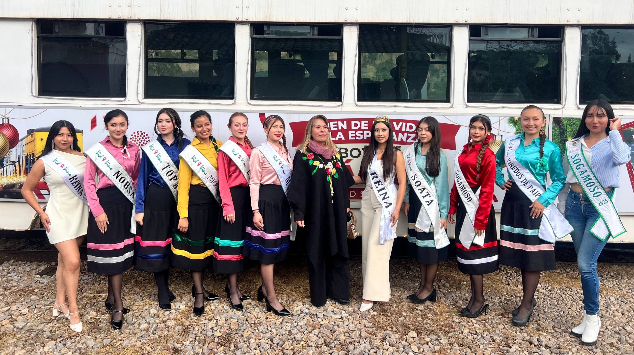 Candidatas al Reinado Vid & Vino Internacional 2025-2026, en el Tren de la Vida y la Esperanza. Foto: Tuty Vargas/Boyacá Sie7e Días.