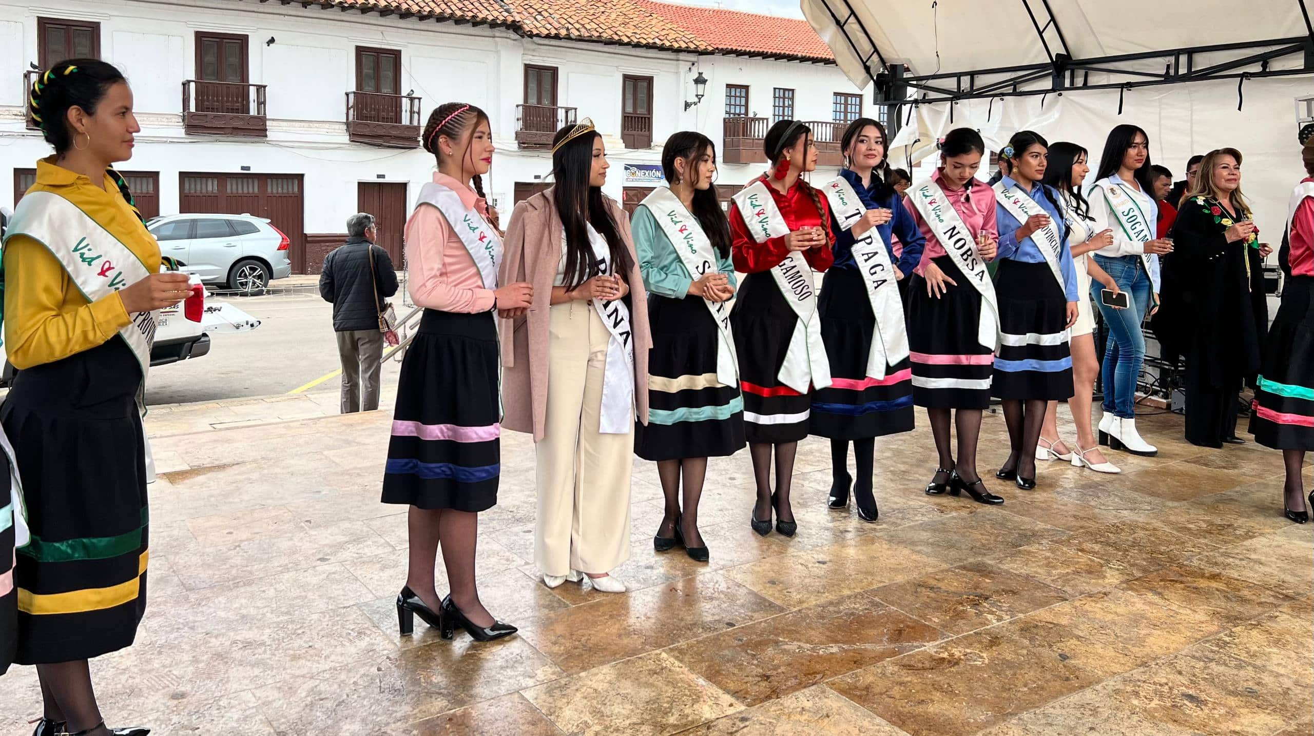 Candidatas al Reinado Vid & Vino Internacional durante su presentación en el municipio de Corrales. Foto: Tuty Vargas/Boyacá Sie7e Días.