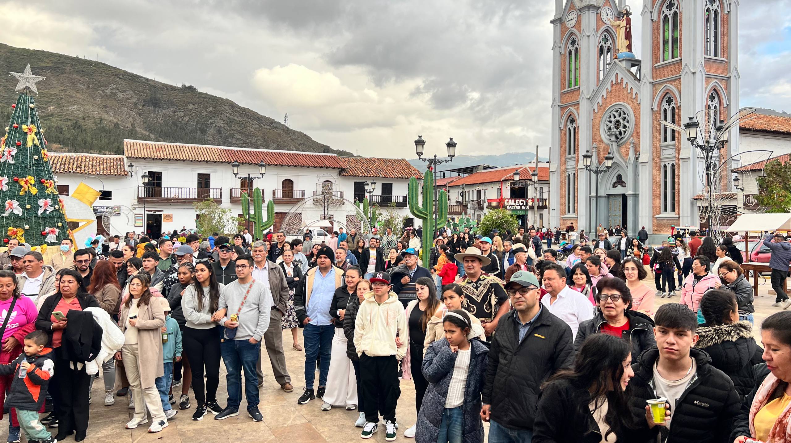 Propios y visitantes en el municipio de Corrales observando a las candidatas. Foto: Tuty Vargas/Boyacá Sie7e Días.