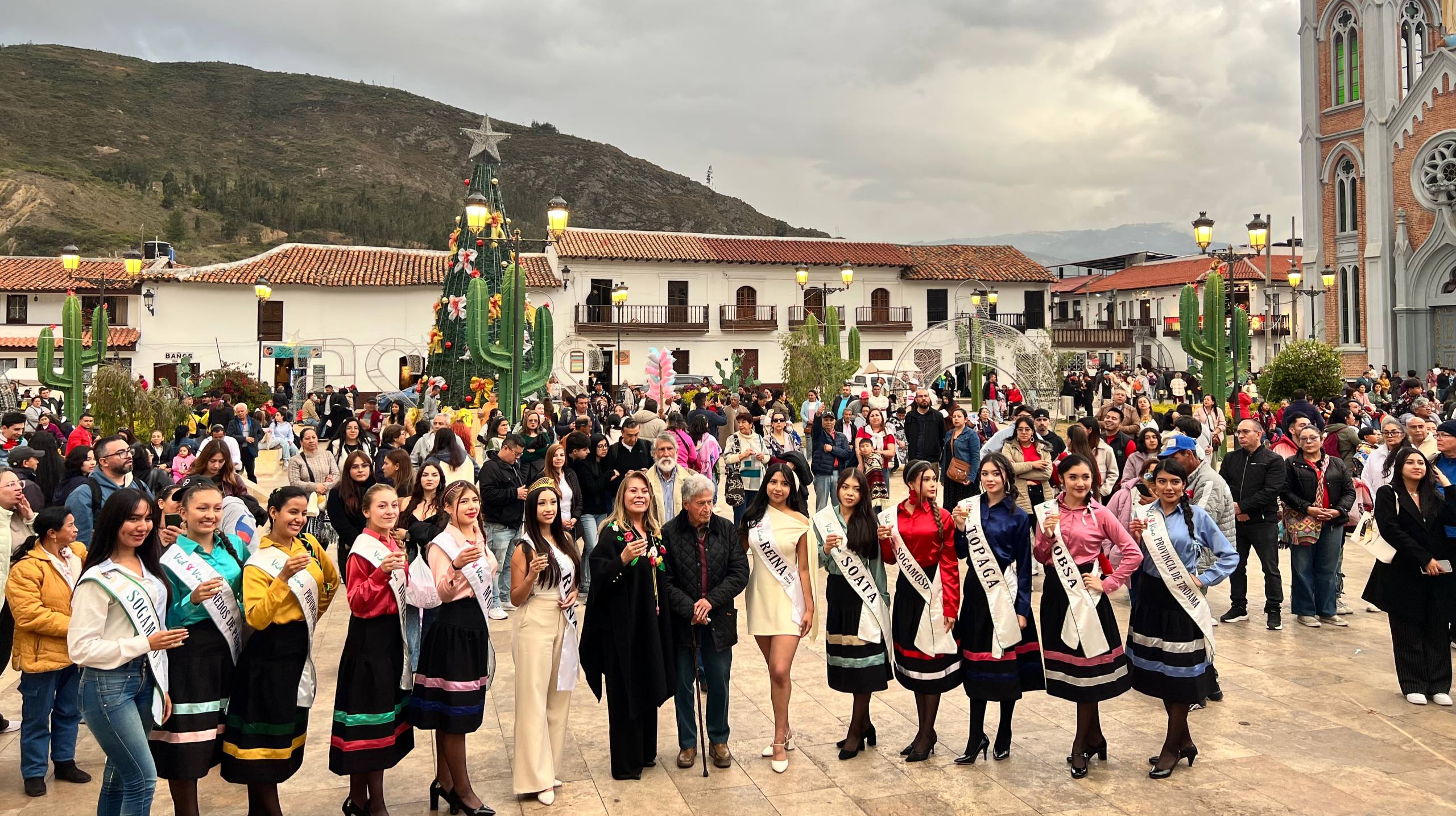 Las candidatas compartiendo con la comunidad en Corrales. Foto: Tuty Vargas/Boyacá Sie7e Días.
