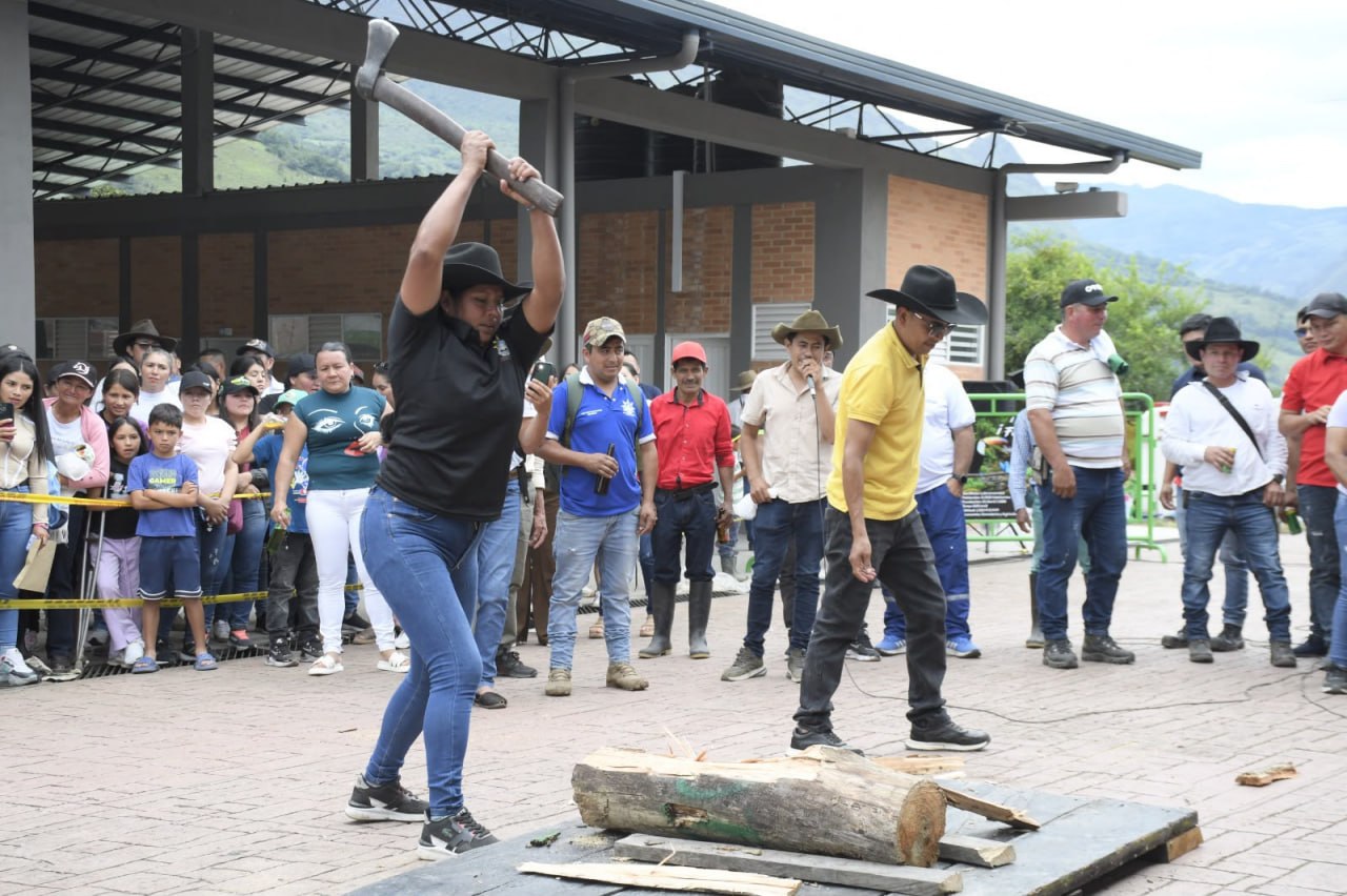 Las familias campesinas labranceras se enfrentaron en atletismo, tejo, pilones, fútbol interveredal, carretillas, rajaleña, arriería y lazo criollo. Foto: Archivo particular