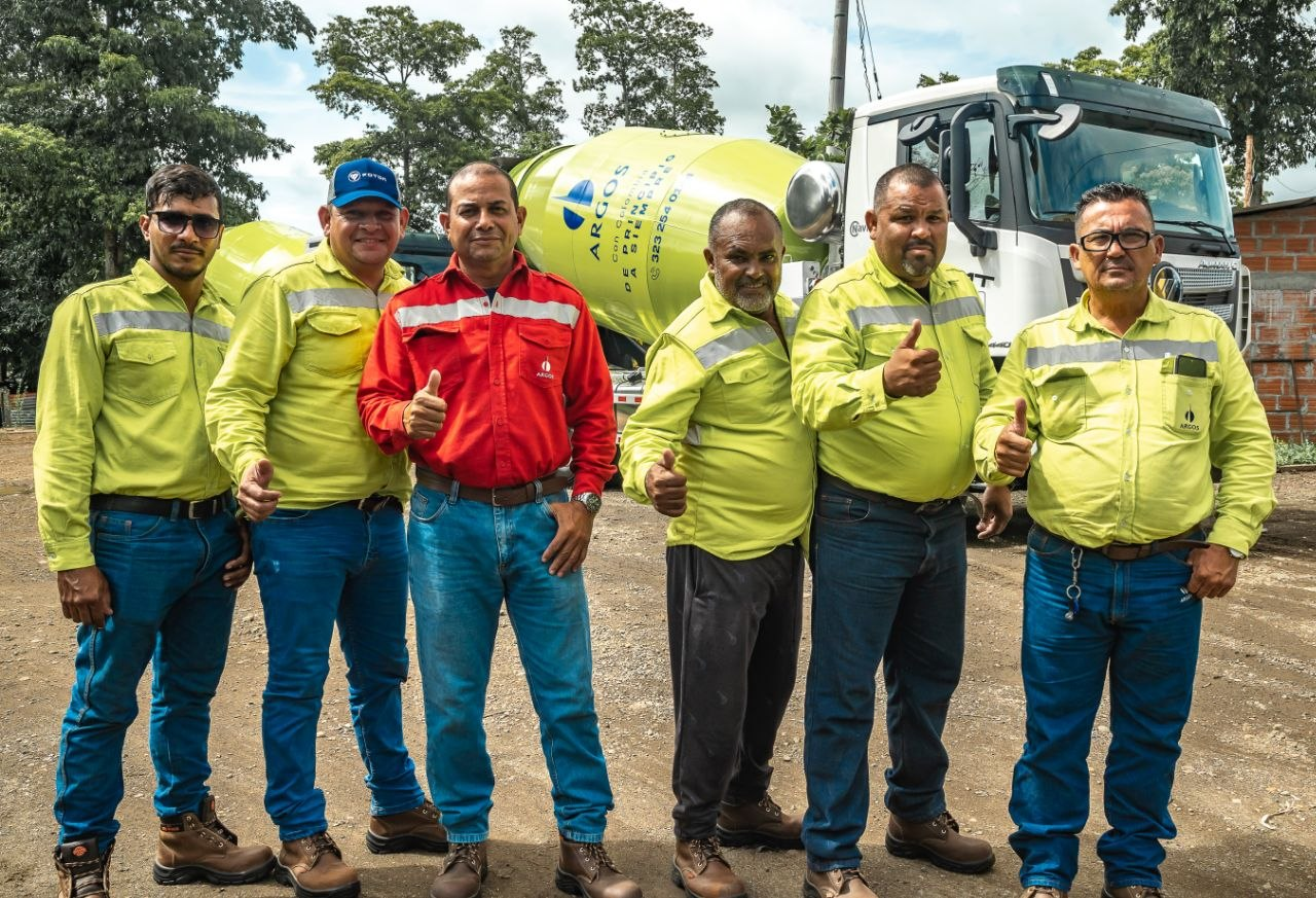 Operadores de las nuevas mixers de Argos. Foto: suministrada a Boyacá Sie7e Días