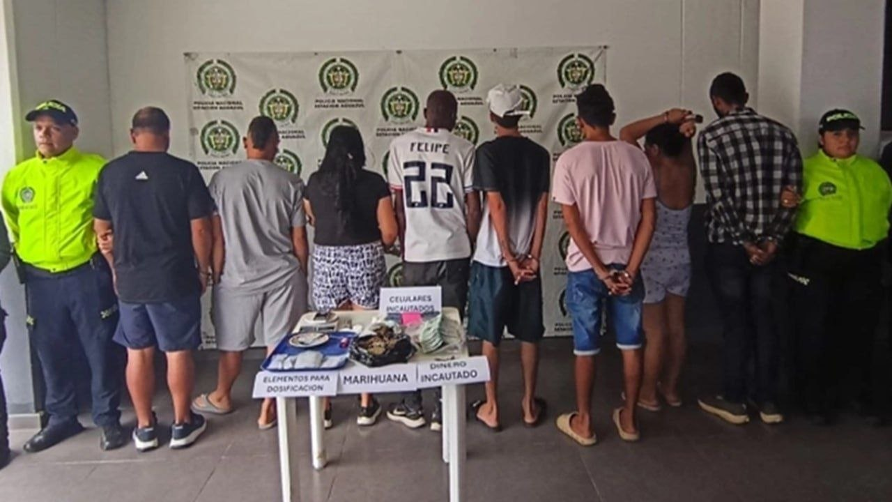 Los sujetos fueron capturados en flagrancia y se evidenciaron dos inmuebles que estarían siendo utilizados para el expendio y la comercialización de sustancias prohibidas. Foto: suministrada a Boyacá Sie7e Días