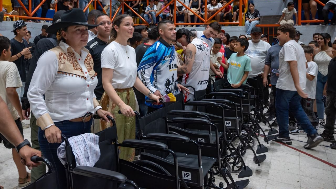 En Puerto Boyacá, la senadora Zandra Bernal acompañó la entrega de sillas de ruedas a personas con movilidad reducida. Foto: archivo particular