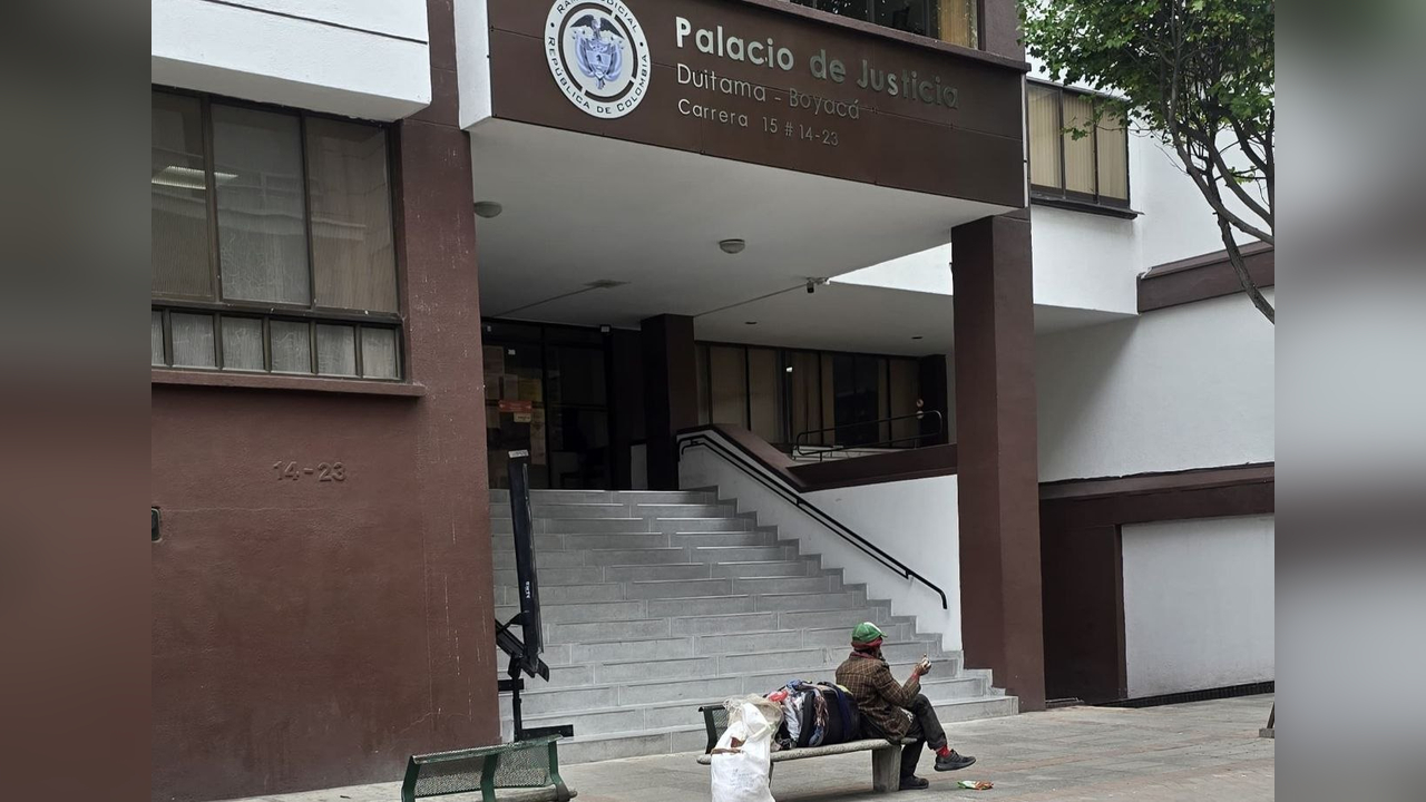 Habitante de calle que permanece a la entrada del Palacio de Justicia de Duitama. Foto: archivo particular