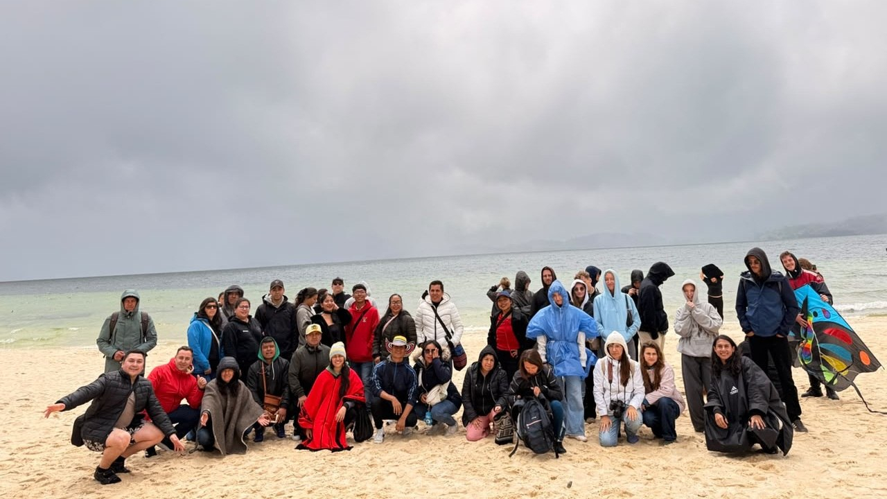Delegaciones de bailarines de Polonia, México y Chile se encontraron, en Playa Blanca en el marco del II Festival Internacional de Danza ‘Tramas del Sol’. Foto: Corpoboyacá