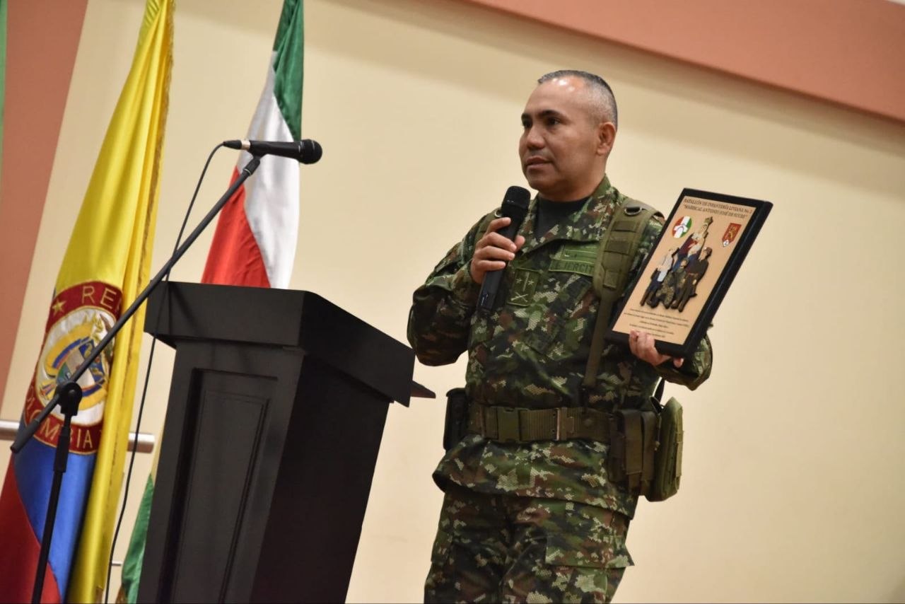 El Ejército Nacional entregó el  Parche del Batallón Sucre y el Escudo de Armas. Foto: suministrada a Boyacá Sie7e Días