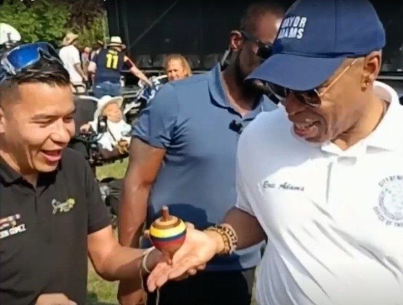 Durante su presentación en Nueva York, Wilson puso a jugar con su trompo al alcalde Eric Adams, sorprendiendo a todos los presentes. Foto: archivo particular