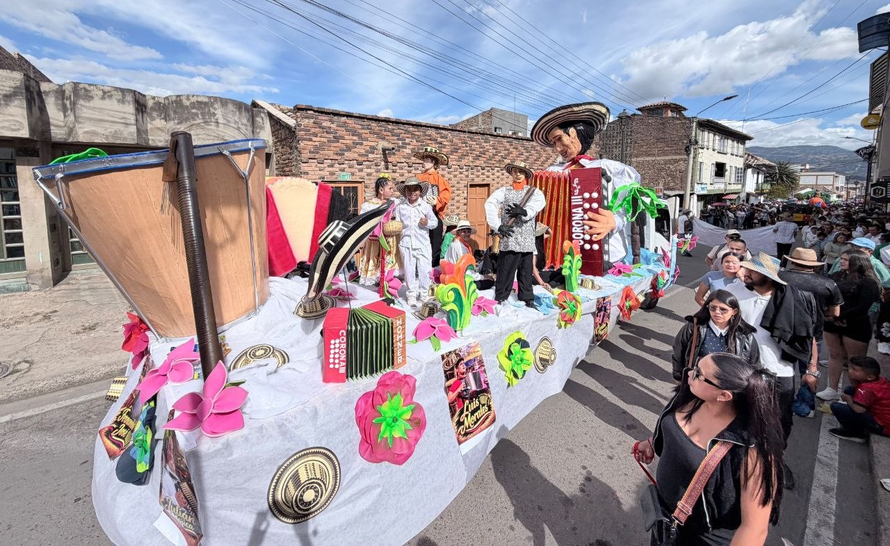 Las carrozas decoraron las vías centrales de Nobsa en sus festividades en honor a San Roque. Foto: archivo particular