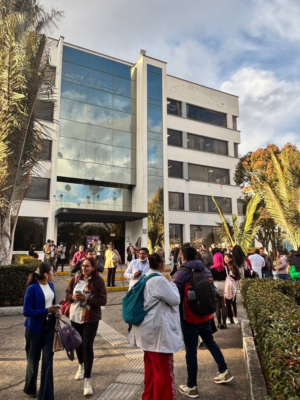 En la UPTC en Tunja tuvieron que evacuar edificios por el sismo de ayer con epicentro en Chíquiza. Foto: Boyacá Sie7e Días