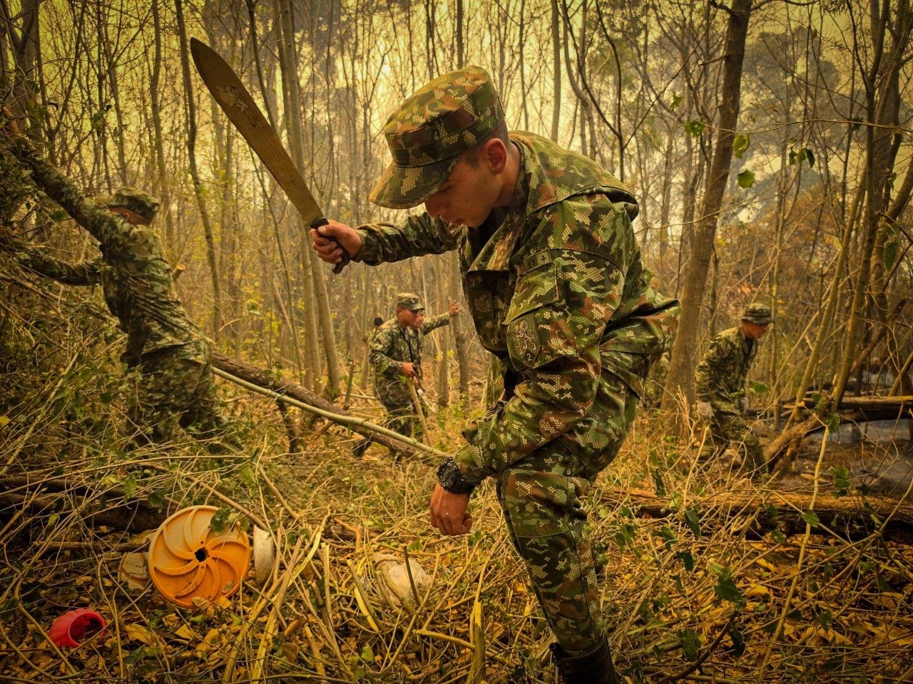 Los soldados trabajan con bomberos, Defensa Civil y entidades encargadas de gestión del riesgo que apoyan la emergencia. Foto: Primera Brigada