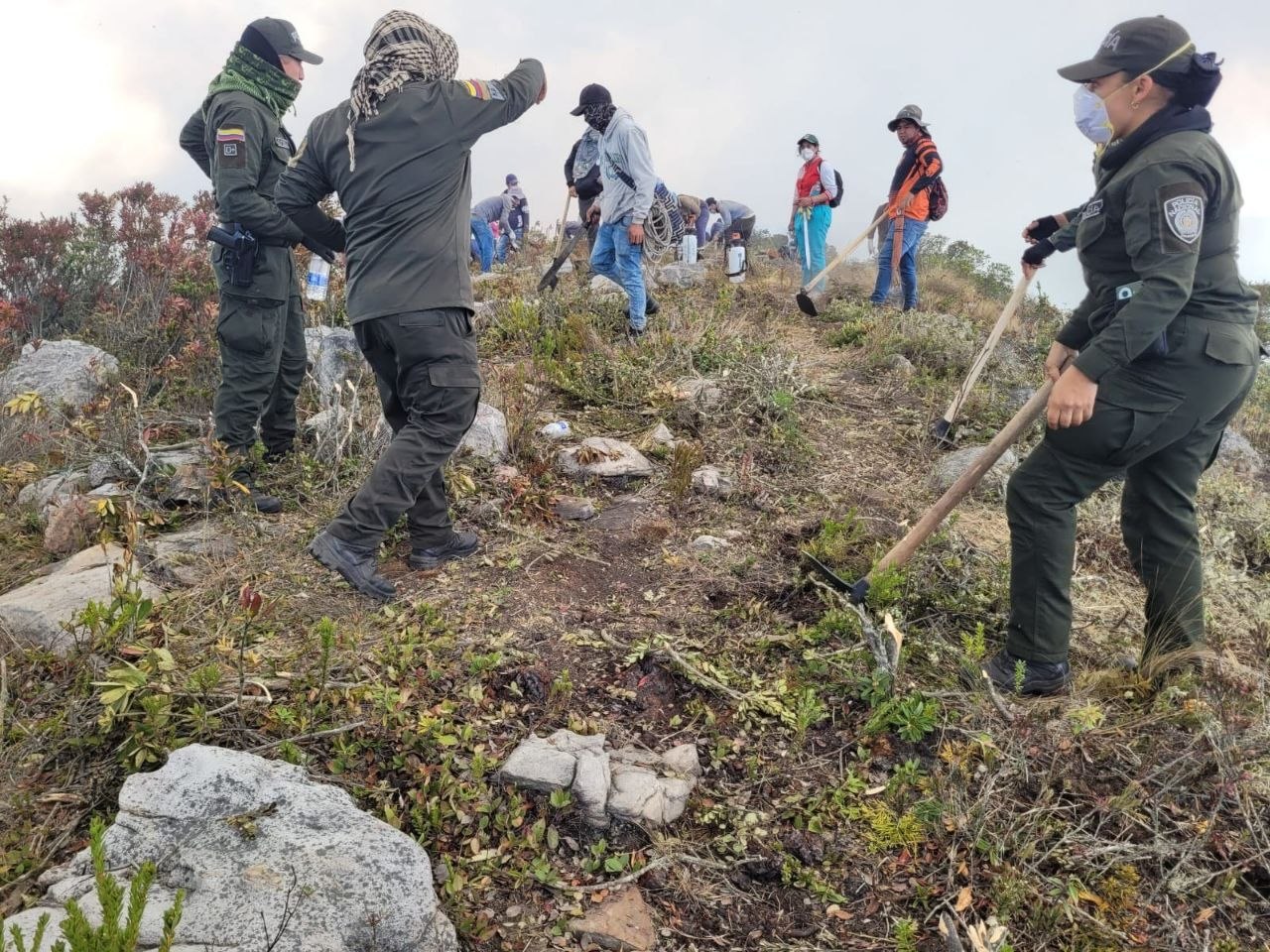 Más de 600 personas trabajan en tierra para contener el incendio. Foto: suministrada a Boyacá Sie7e Días